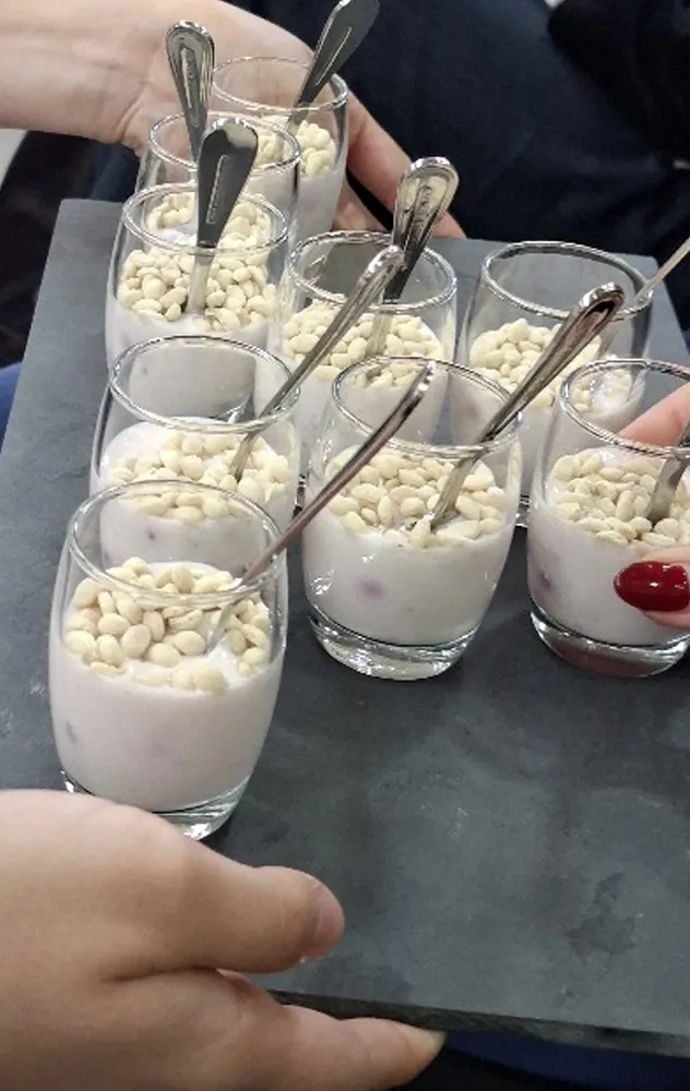 Yogurt con miel cremada y maqui